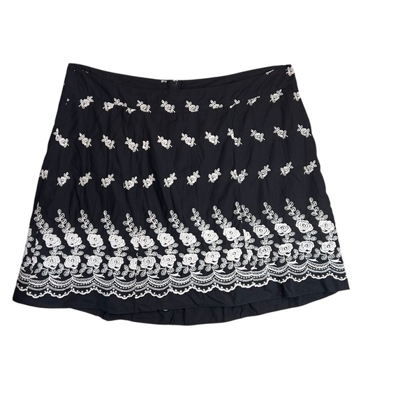 Torrid Embroidered Floral Black-White A-Line Skirt Hi-Lo Hem‎ Size 18 Boho Retro - Picture 1 of 9